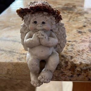 Dreamsicle sitting angel.  Good condition